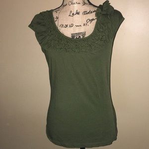 Olive green short sleeved dress shirt w/flower
